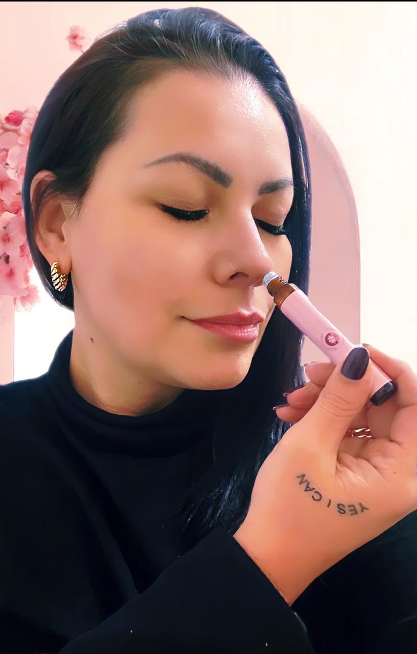 Luciana Ferreira aplicando um óleo essencial da Aromas em Alquimia